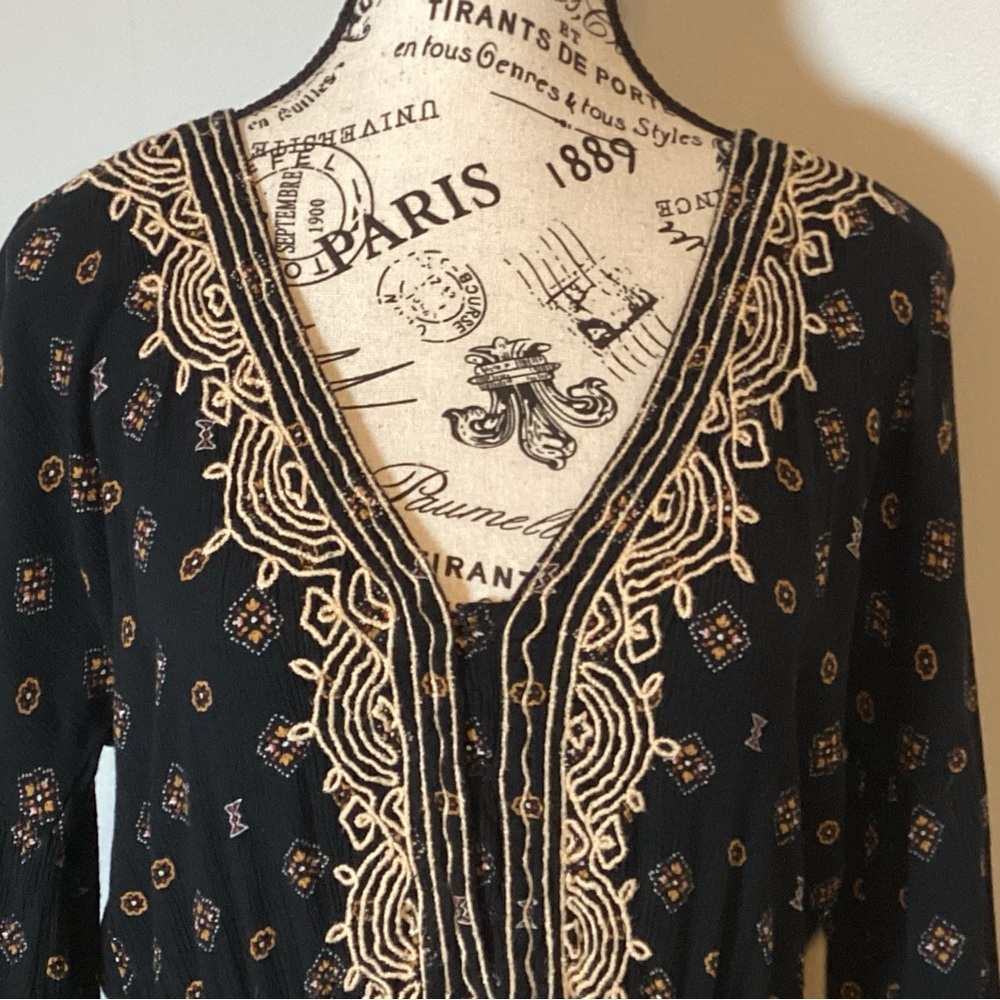 BOHO EMBROIDERED BLACK FLORAL DRESS SIZE MEDIUM 100% VISCOSE WITH POCKETS